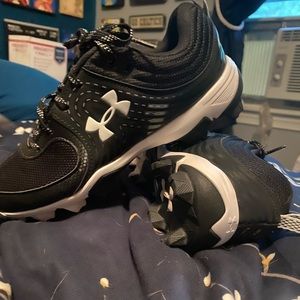 Size 8 men’s under armour baseball cleats